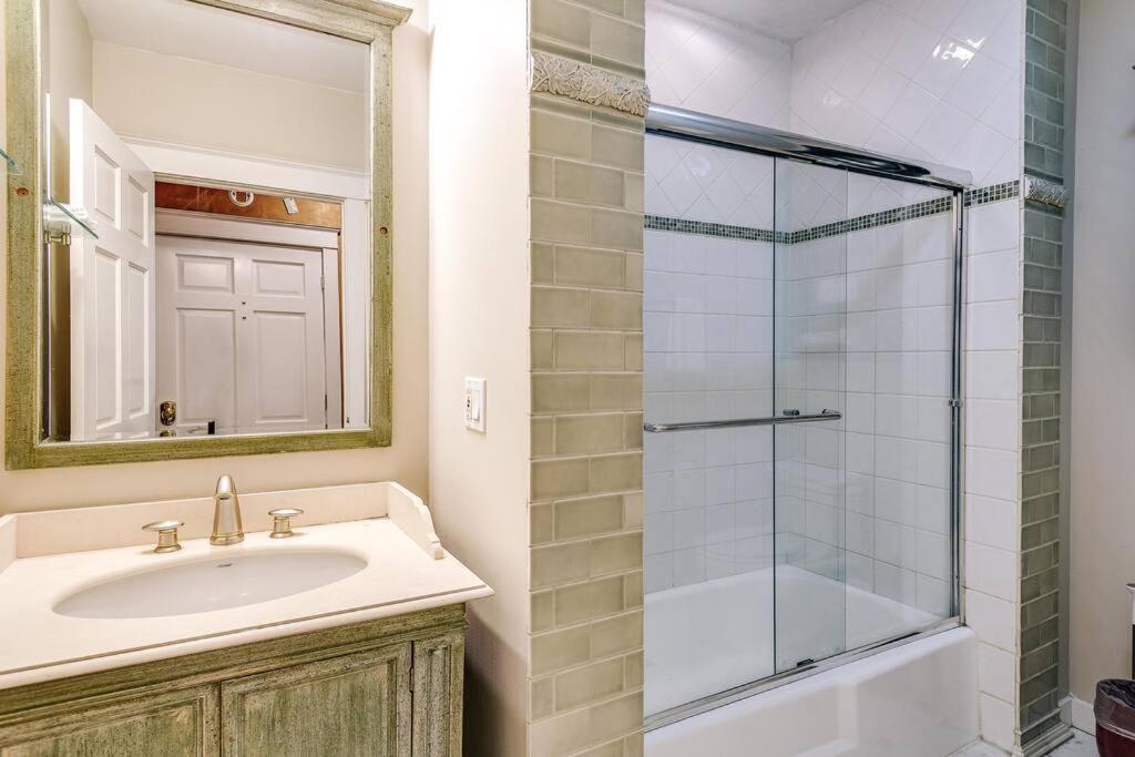 Historic And Unique Brownstone In Gold Coast - Downtown - 3 Apartment Чикаго Екстериор снимка