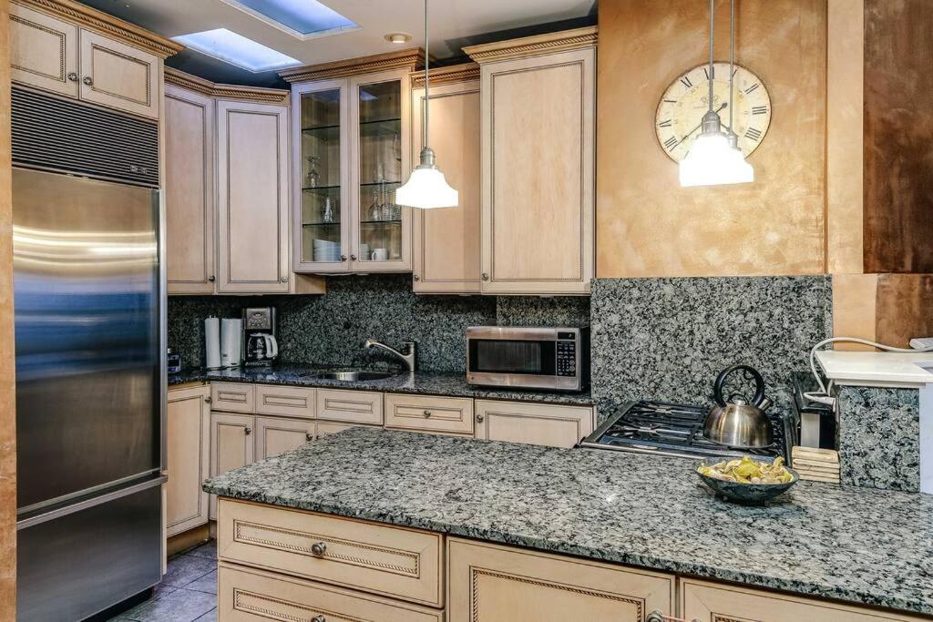 Historic And Unique Brownstone In Gold Coast - Downtown - 3 Apartment Чикаго Екстериор снимка
