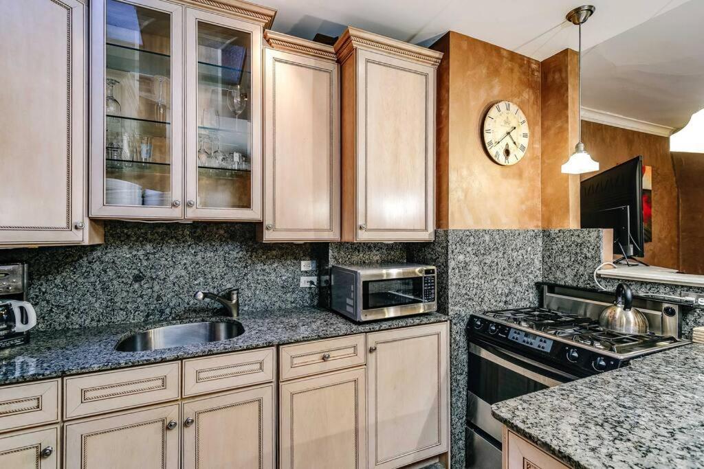 Historic And Unique Brownstone In Gold Coast - Downtown - 3 Apartment Чикаго Екстериор снимка