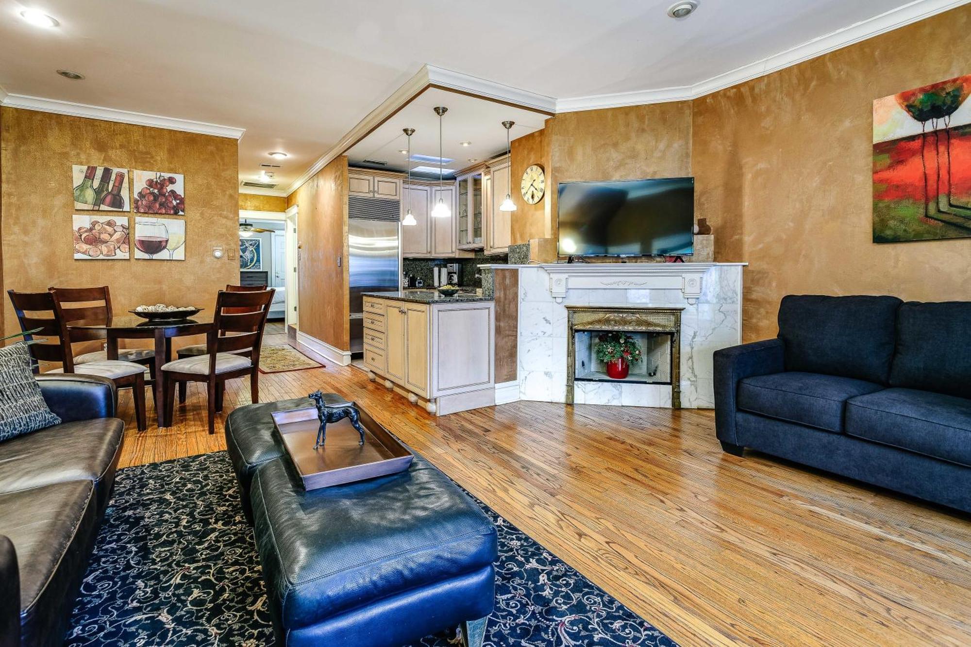 Historic And Unique Brownstone In Gold Coast - Downtown - 3 Apartment Чикаго Екстериор снимка