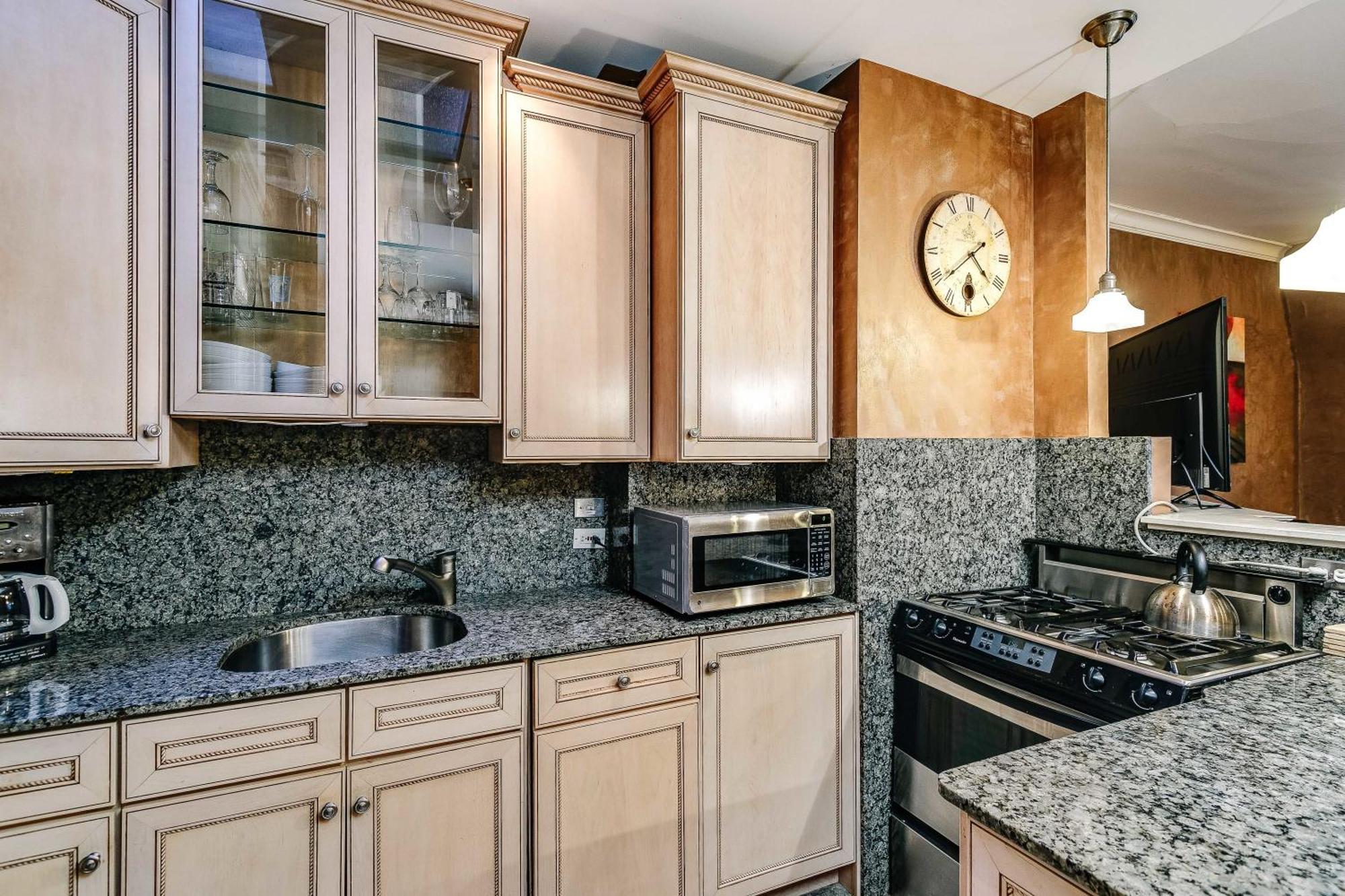Historic And Unique Brownstone In Gold Coast - Downtown - 3 Apartment Чикаго Екстериор снимка